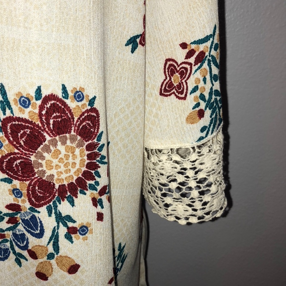 🆕 Floral Lace Kimono 🌟HOST PICK🌟 - Picture 5 of 6